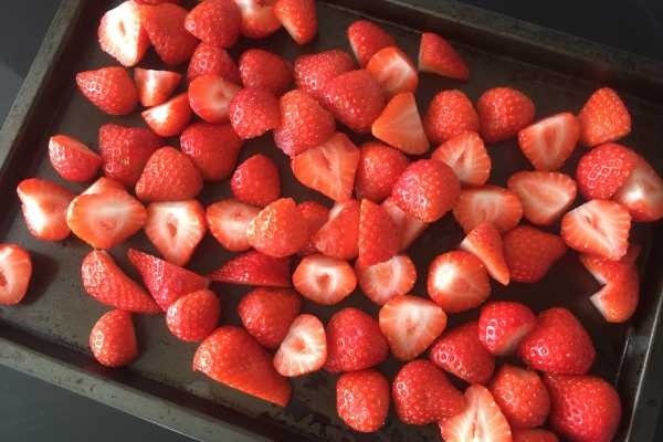preparing strawberries for freezing